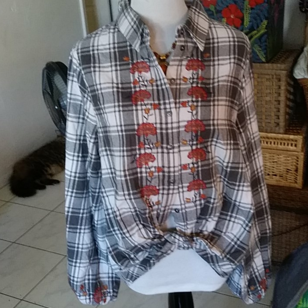 SALE! NWT Knox Rose blouse embroidery of flowers